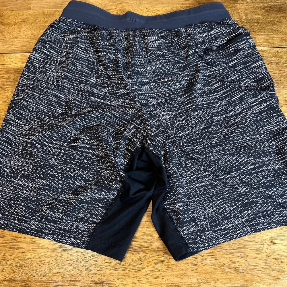 Men’s Lululemon Unlined Shorts Medium / Large Black White 9’ Seam